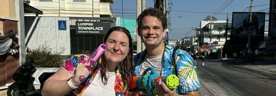 Ole og Malene under Songkran, like utenfor der vi bor