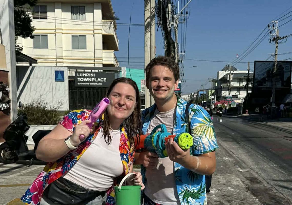 Ole og Malene under Songkran, like utenfor der vi bor