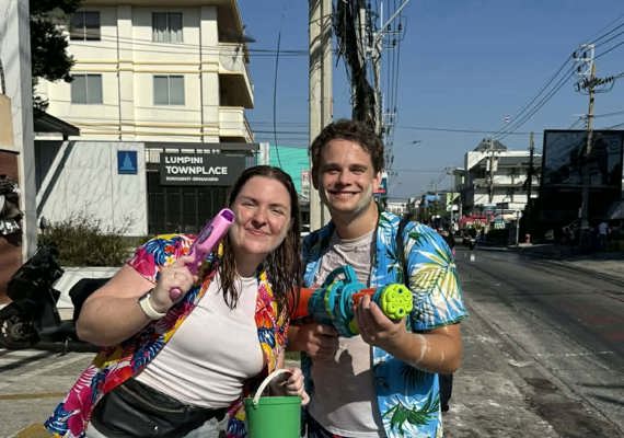 Ole og Malene under Songkran, like utenfor der vi bor