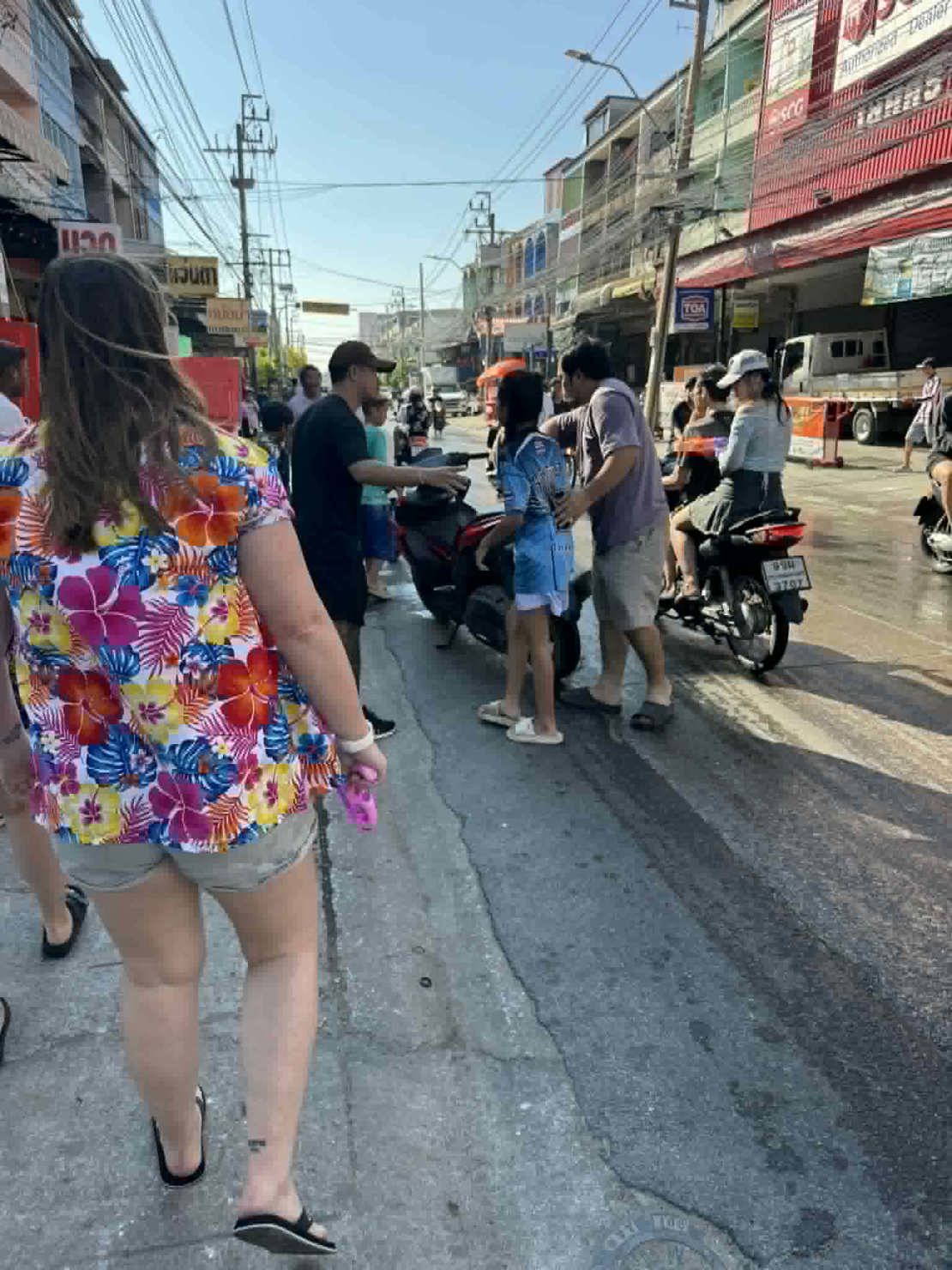 Songkran feiring i Dan Samrong, gaten utenfor moobanen vår