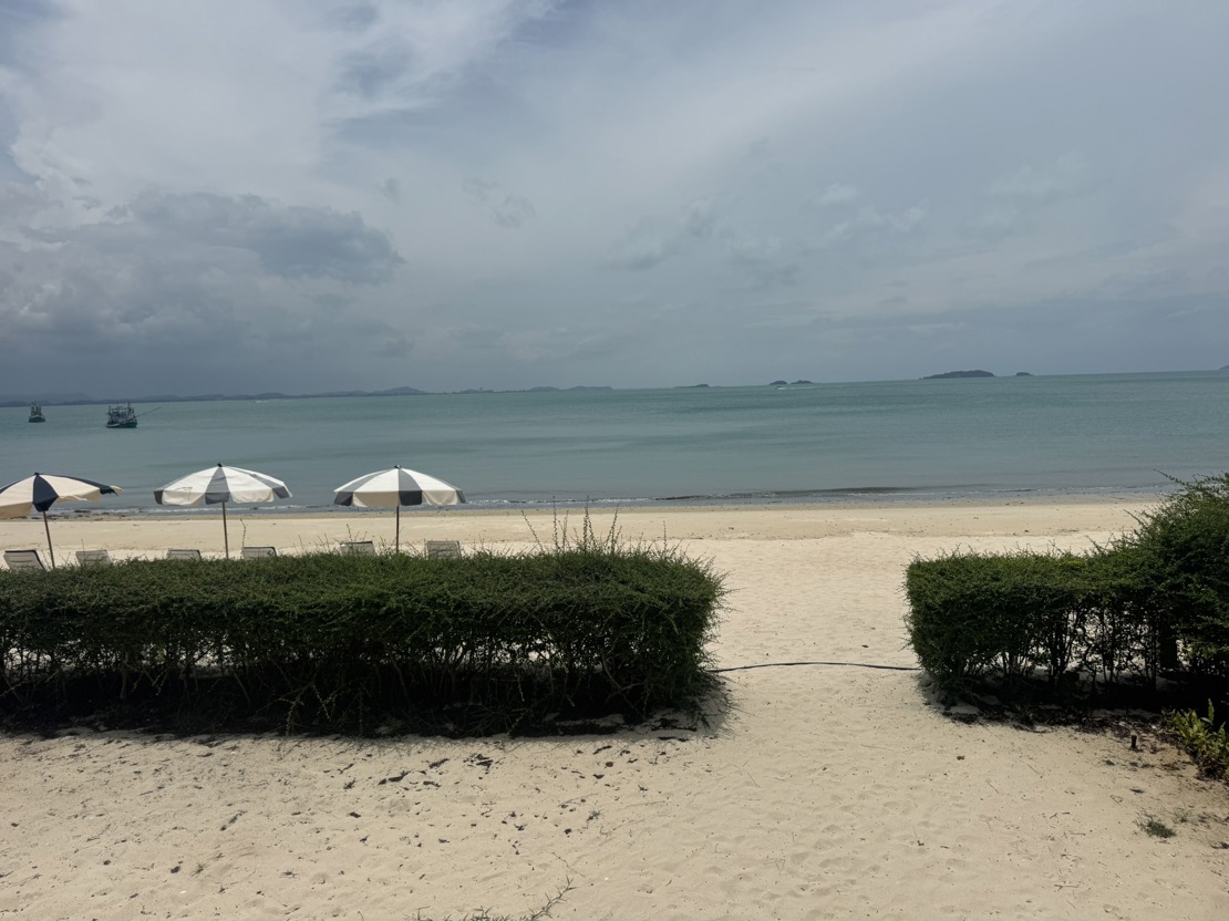 Stranda utenfor hotellet på Koh Samet