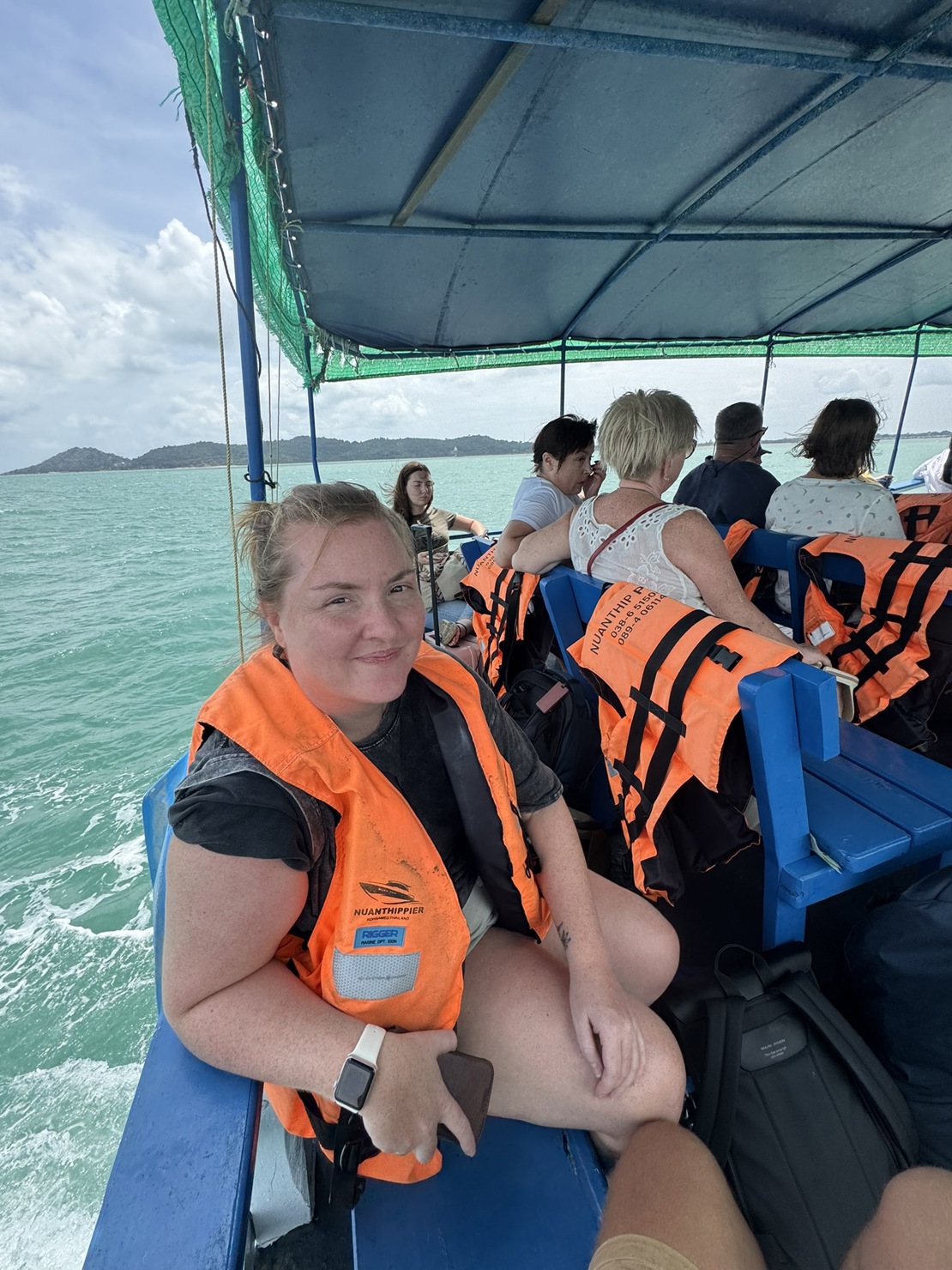 Malene på ferga over til øya Koh Samet