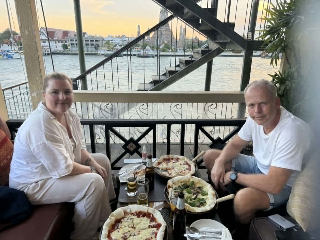Malene og Oles far på restaurant ved Wat Arun i Bangkok