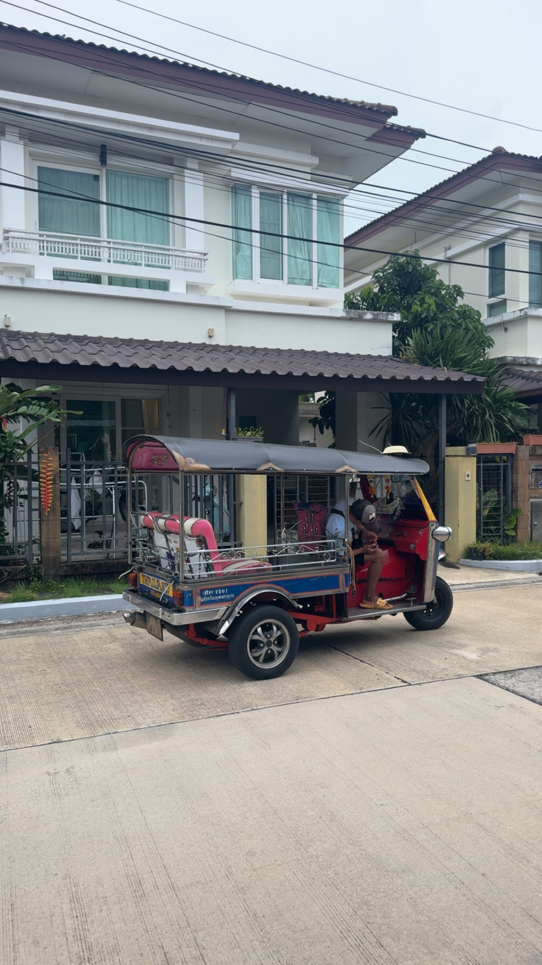 Fremdeles uvant å se tuktuk passere forbi huset vårt