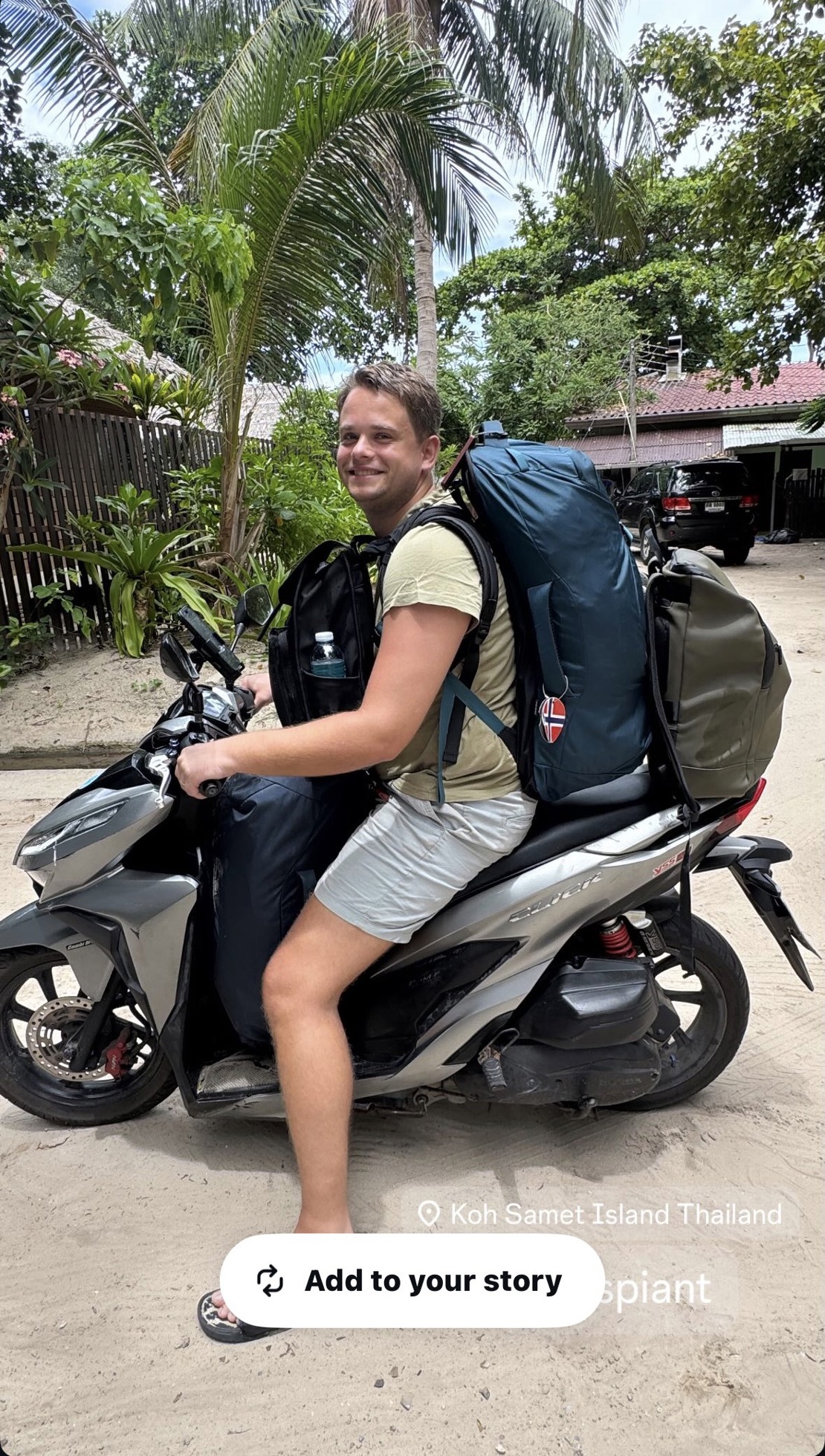 Ole pakket med bagasje på leiesykkelen vår på Koh Samet