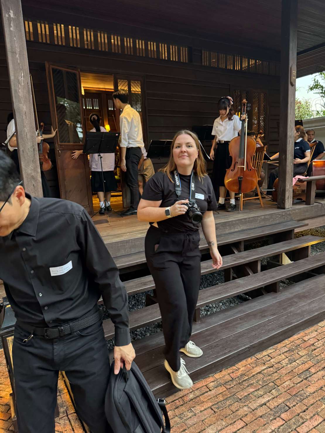 Malene foran orkesteret under øvelse