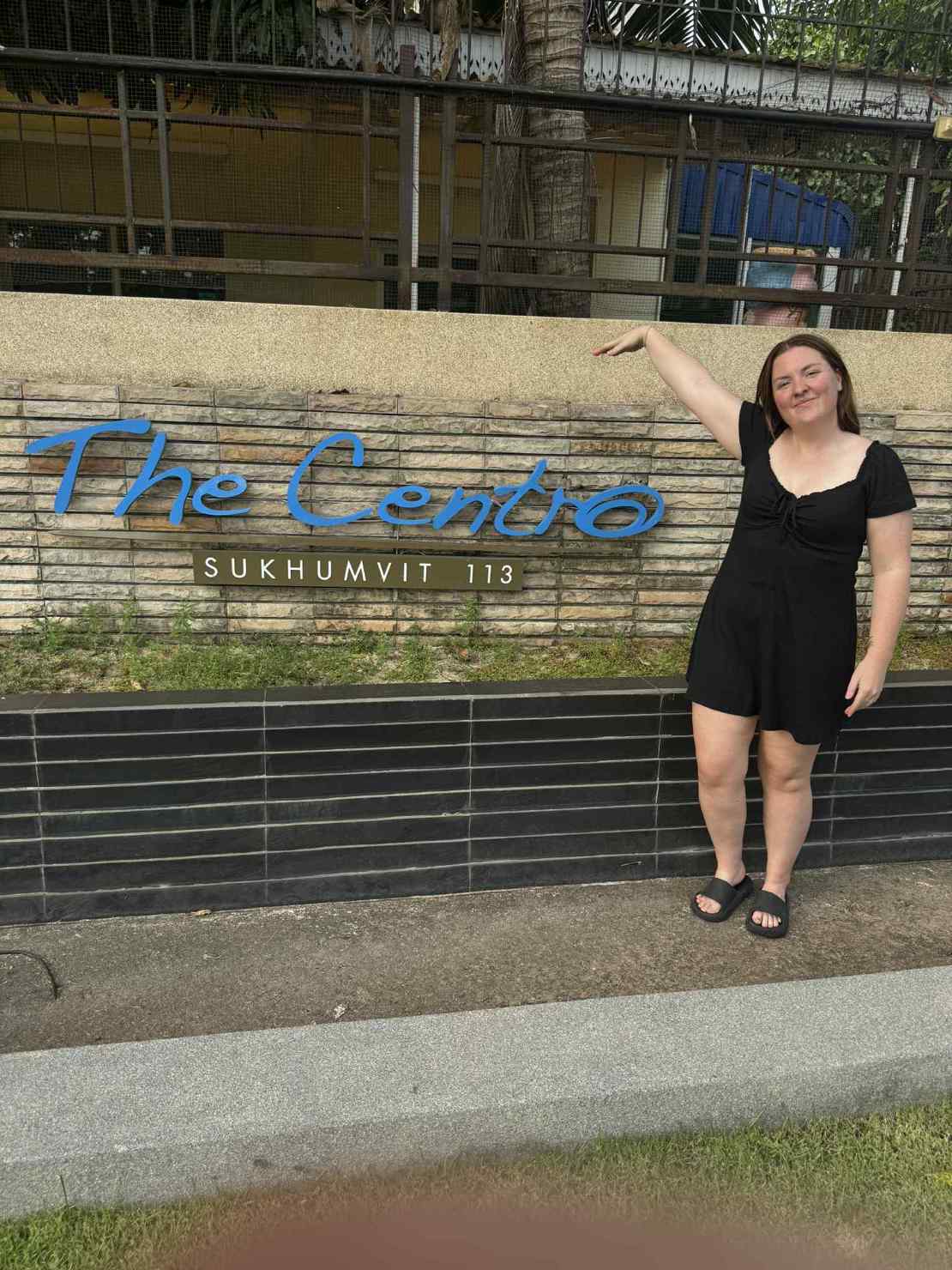 Malene poserer foran inngangen til moobanen som vi bor i