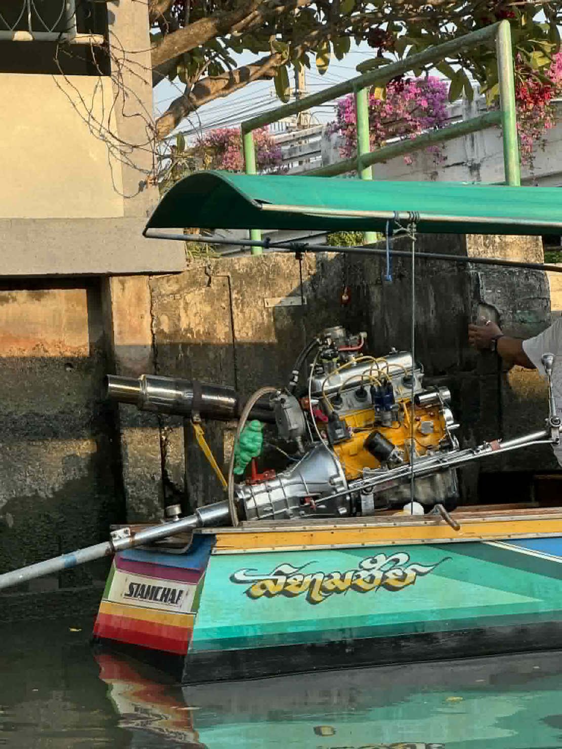 Båtene i Bangkok bruker ofte bilmotorer fordi de er billigere enn vanlige båtmotorer