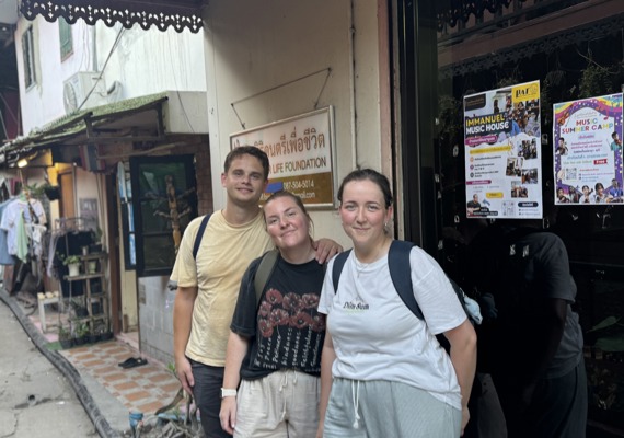 Ole Martin, Elin og Malene har engelskundervisning på Music House. (Foto: Khaykeo Phouthavong)