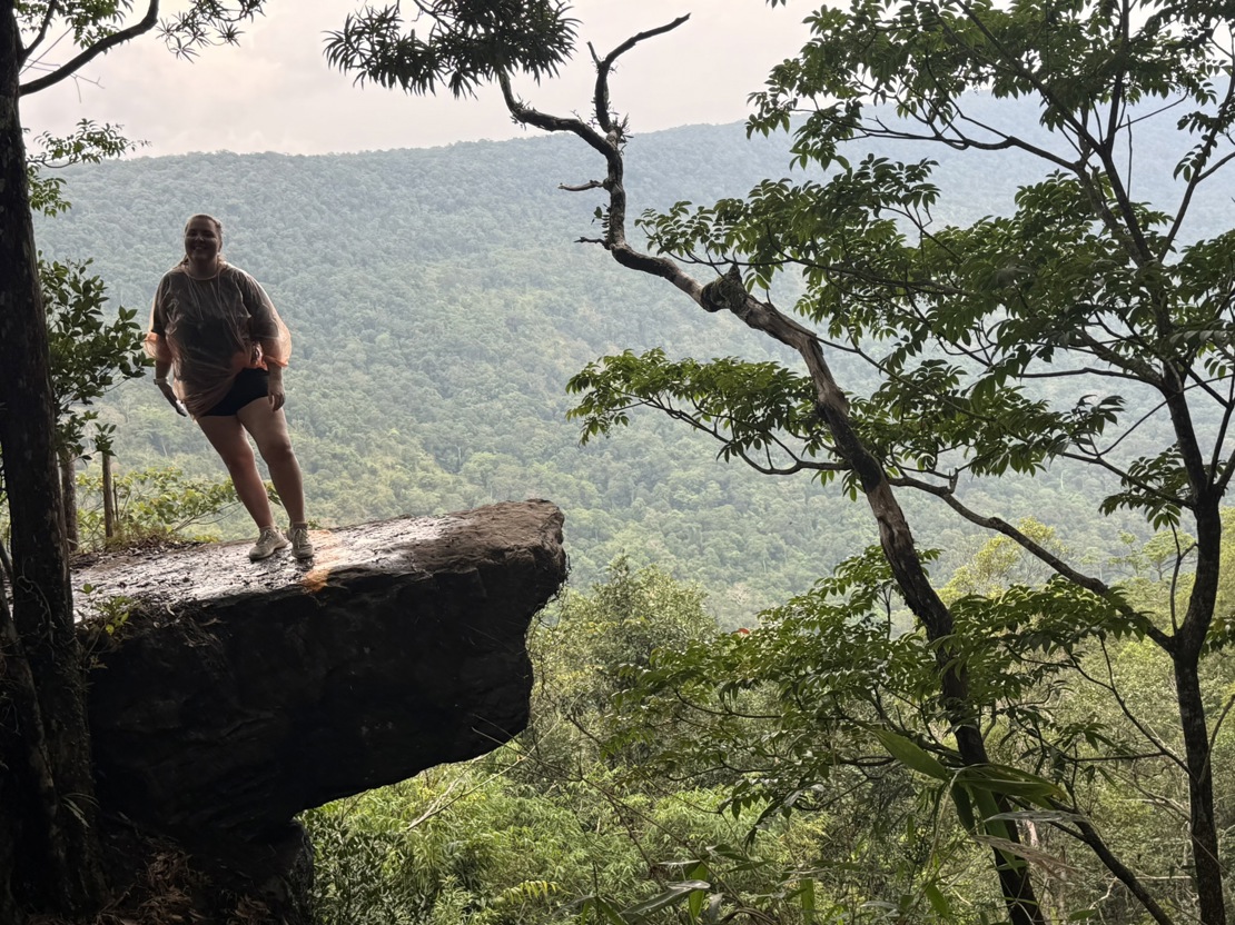 Malene poserer på fjelltuppen i Khao Yai