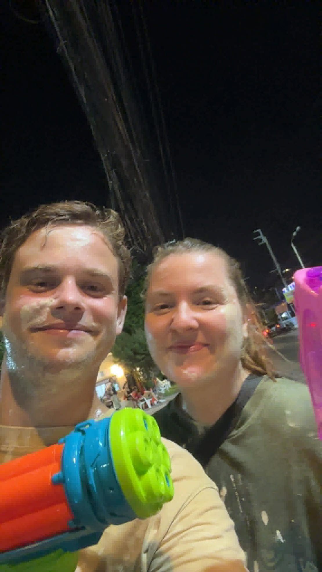 Ole og Malene under Songkran feiring, godt inndynket med vann og rismel