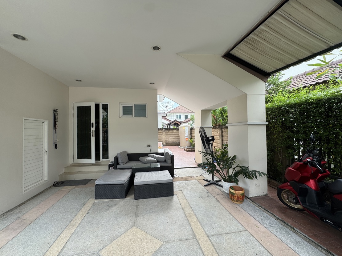Uteplassen foran huset