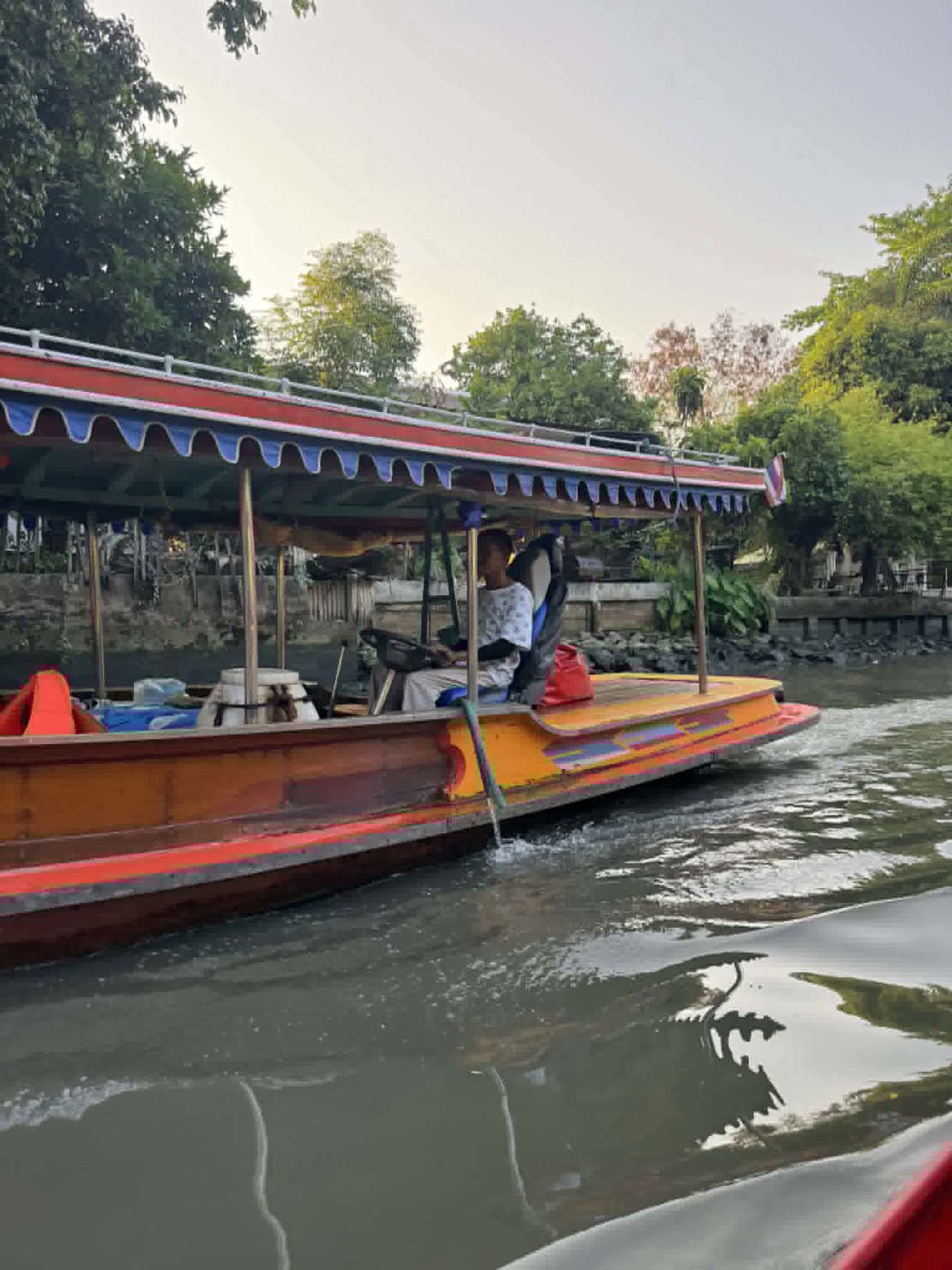 Tur i båt gjennom kanalene i Bangkok