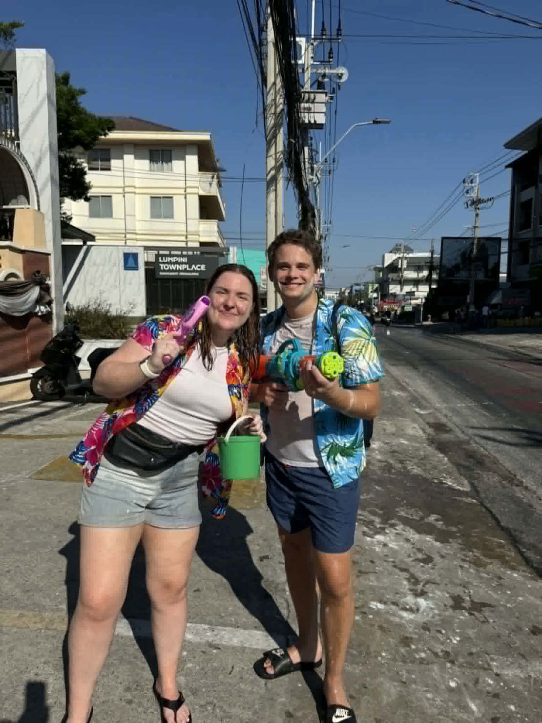 Malene og Ole feirer Songkran utenfor moobanen vi bor i