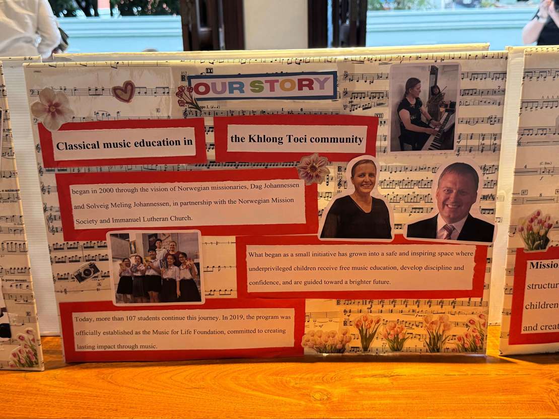 Plakat på gallamiddag med MFL av NMS misjonærene som startet MFL