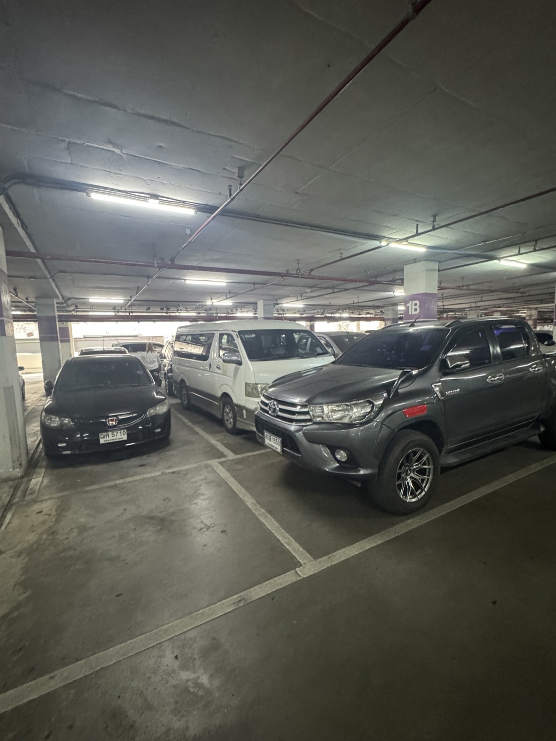 I bangkok er det vanlig å parkere i fri-gir - men det hadde ikke denne bilen gjort så da vi ble sperret inne